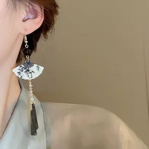 Boucles d'oreilles chinoises en forme d'éventail avec pompons et motifs bambou