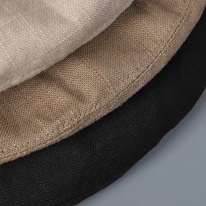 Détail des textures en lin beige marron et noir pour casquettes d'été minimalistes