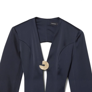 Mini robe en satin bleu marine avec boucle en métal martelé doré élégante