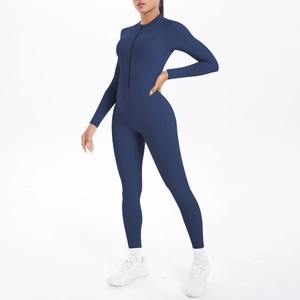 Detail eines dunkelblauen Langarm-Yoga-Jumpsuits mit Reißverschluss und offenem Rücken