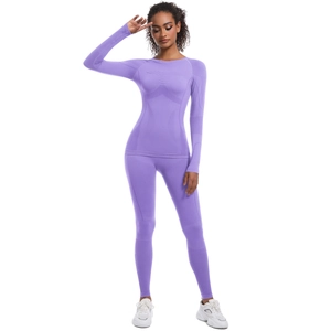 Dettaglio del set yoga senza cuciture viola con mesh traspirante e texture a costine