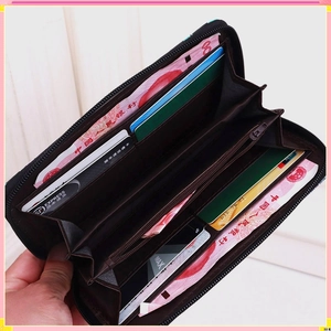 Struttura interna del portafoglio lungo nero con scomparti per carte e zip porta monete