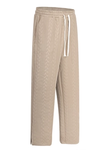 Detail der beigen Zopfmuster-Struktur und des elastischen Kordelzugs an der Herren-Strickhose