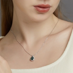 S925 silver necklace with pear-shaped green moss agate pendant on female neck