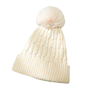 Winter-Strickmütze in Cremeweiß mit Zopfmuster und flauschigem Kunstfell-Bommel für Wärme