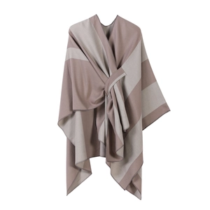 Eleganter zweifarbiger gestreifter Poncho-Schal in Beige und Hellbraun aus Strick