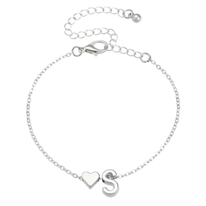 Détail du bracelet cœur en argent avec pendentif lettre S gravée et fermoir mousqueton
