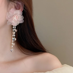Details von rosa Netzblumen-Ohrringen mit Perlen- und Kristallquasten an einem Model
