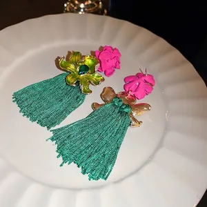 Boucles d'oreilles bohèmes en argent avec fleurs roses et longs pompons en soie verte