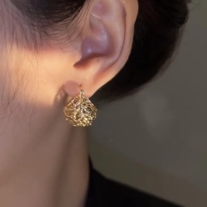 Elegante gouden geometrische holle bolvormige oorbellen met een minimalistisch metaalweefsel