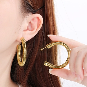 Orecchini a cerchio dorati a forma di C con design a spirale per donna trendy