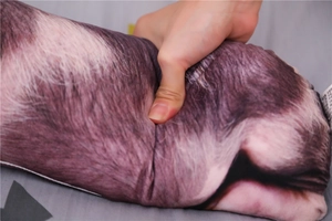 Dettaglio ravvicinato di una fodera per cuscino a forma di maiale in morbido peluche sintetico