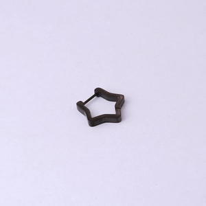 Vue détaillée d'une boucle d'oreille en étoile en acier noir mat avec fermoir charnière