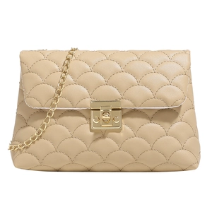 Élégant sac à bandoulière en similicuir beige avec chaîne dorée et fermoir en métal
