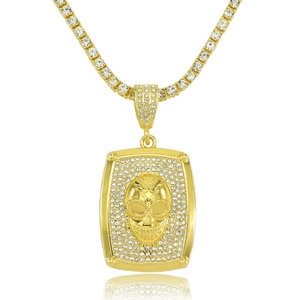 Goldene Hip-Hop-Totenkopf-Halskette mit funkelnder Tenniskette auf weißem Grund