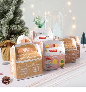 Dettaglio della scatola regalo di Natale a forma di casa con manico e decorazioni