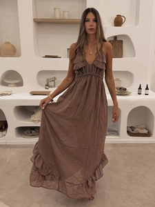 Détail d'une robe longue marron café avec décolleté en V profond et volants étagés