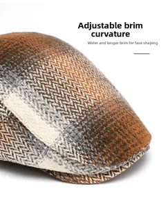Détail de la visière incurvée et du motif à chevrons sur cette casquette gavroche