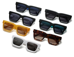 Collection de lunettes de soleil carrées vintage en plusieurs couleurs et motifs