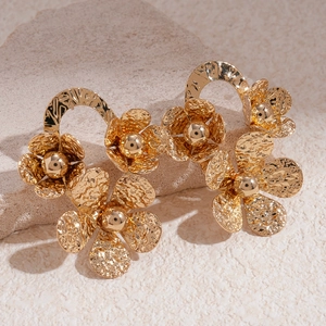 Boucles d'oreilles fleurs en or martelé rétro avec pétales texturés et billes