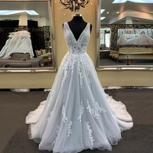 Lace Applique Wedding Dress Elegant V Neck Sleeveless A Line Tulle Floor Length Bridal Gown For Women
