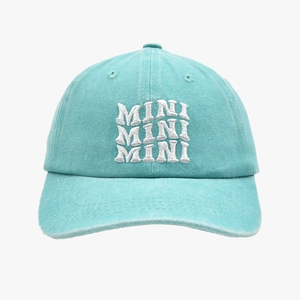 Dettaglio del ricamo bianco MINI sul cappellino da baseball in cotone verde menta