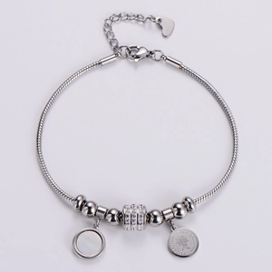 Bracelet chaîne serpent argenté avec pendentif pièce Elizabeth II et perles en cristal
