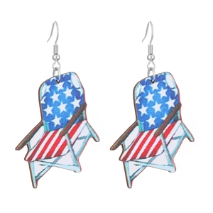 Détail de boucles d'oreilles en bois en forme de chaise Adirondack motif drapeau USA