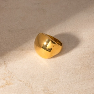 Bague carrée bombée en acier inoxydable plaqué or 18k sur une surface en pierre