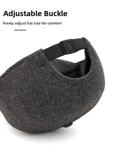 Détail de la boucle réglable à l'arrière de la casquette d'hiver grise en laine