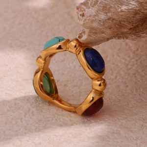Dettaglio dell'anello placcato oro 18K con micro-intarsi di turchese e lapislazzuli