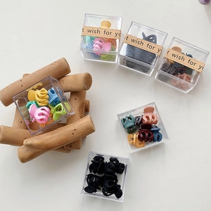Macro de 10 mini-pinces à cheveux colorées en boîte plastique avec sceau papier