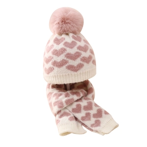 Rosa-weißes Strickset für Babys mit Herzmuster, Mütze und Schal mit Kunstfellbommel