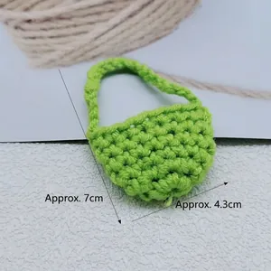 Mini borsa a tracolla verde fatta a mano all'uncinetto con trama in cotone fine
