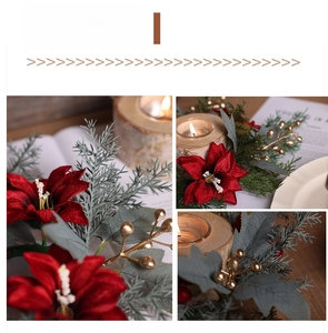 Dettaglio di stelle di Natale rosse, aghi di pino e bacche dorate su un portacandele