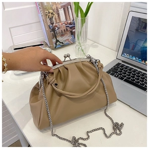 Détail du sac nuage plissé kaki avec fermoir métallique vintage et bandoulière chaîne