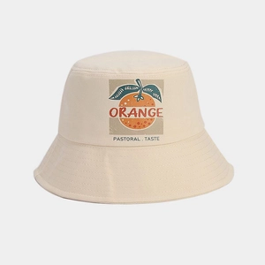Vue détaillée de l'imprimé orange sur le tissu en coton beige du chapeau bob