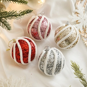 Glitzernde Weihnachtskugeln mit Beflockungsmustern für festlichen Baumschmuck
