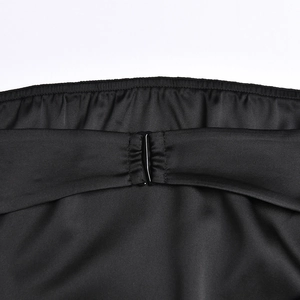 Détail du fermoir métallique noir au dos et texture du tissu de cette robe courte