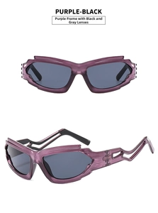 Detalle de gafas de sol envolventes moradas futuristas con patillas geométricas caladas