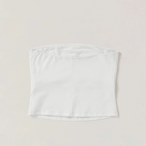 Détail rapproché du haut bandeau blanc montrant la texture en coton et les coutures