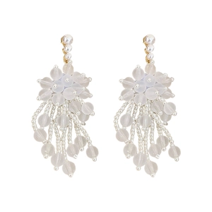 Eleganti orecchini a fiore in acrilico bianco con nappe di perle e aghi d'argento per donna