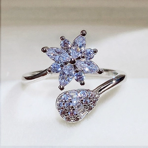 Dettaglio anello argento con fiori in zirconia e gemma con taglio a goccia