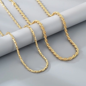 Ensemble collier boîte et chaîne torsadée en acier inoxydable doré sur support gris