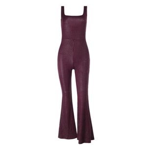 Détail de la combinaison ajustée à paillettes violettes avec larges bretelles et bas évasé