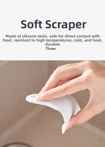 Spatule en silicone blanc de qualité alimentaire montrant sa grande flexibilité