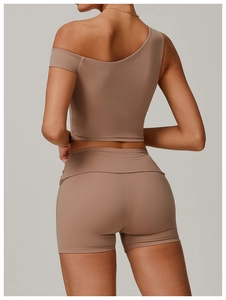 Vue arrière de l'ensemble de yoga mocha avec haut asymétrique et short de sport ajusté