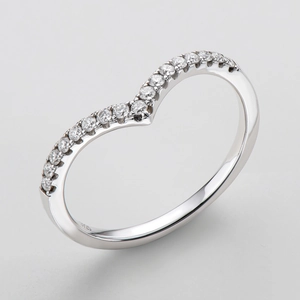 Elegant S925 sterling silver V-shaped ring with pavé moissanite in a 45-degree side view