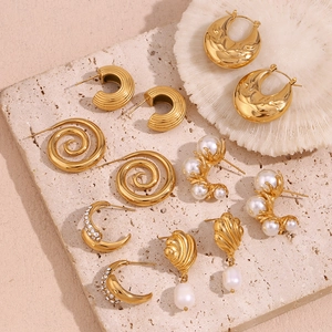 Vue à plat de boucles d'oreilles vintage en or 18K avec perles et motifs en spirale