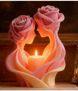 Detalle de un portavelas rosa con forma de silueta humana y cabeza de rosa artística